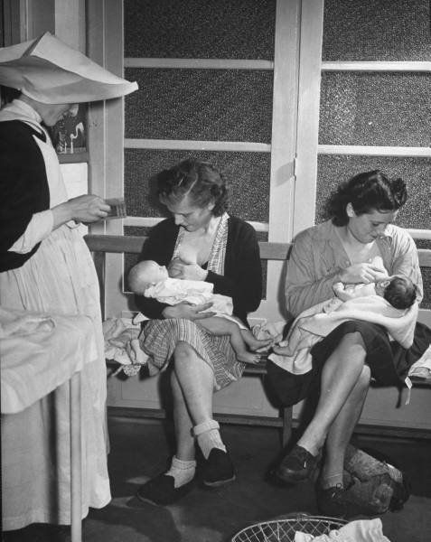 27 Amazing Old Images of Breastfeeding Throughout History