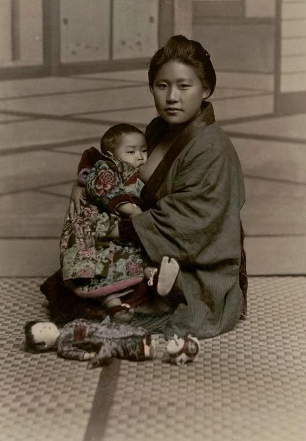 27 Amazing Old Images of Breastfeeding Throughout History