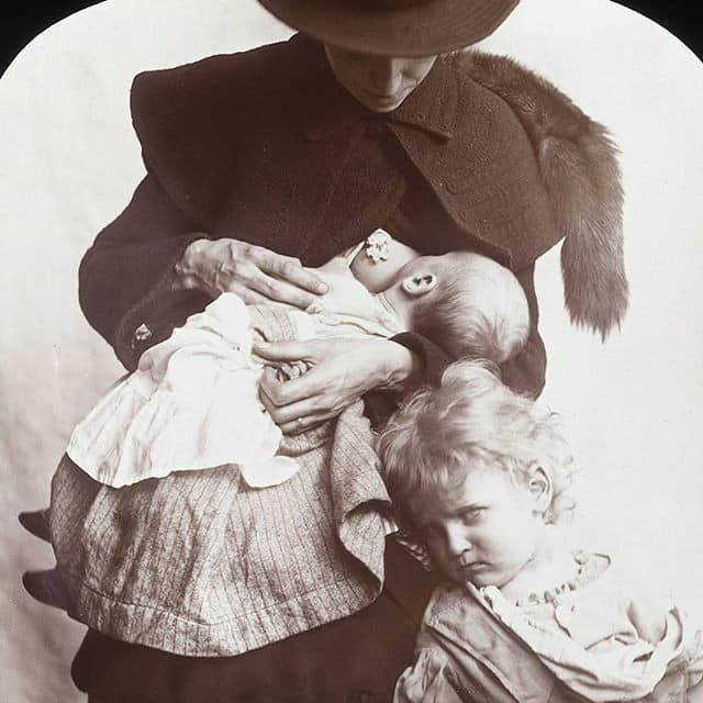 27 Amazing Old Images of Breastfeeding Throughout History