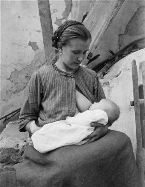 27 Amazing Old Images of Breastfeeding Throughout History