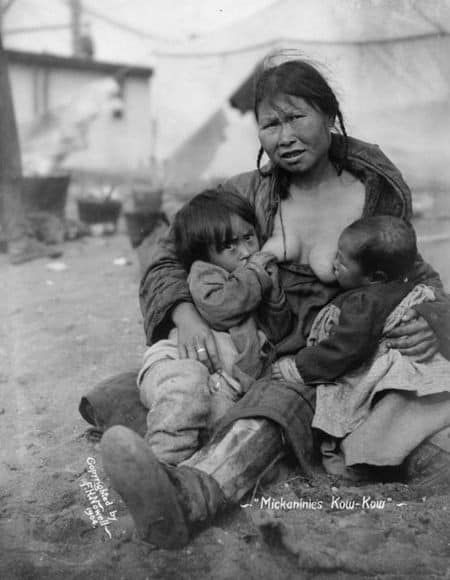 27 Amazing Old Images of Breastfeeding Throughout History