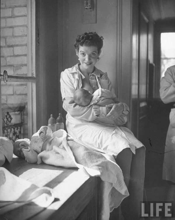 27 Amazing Old Images of Breastfeeding Throughout History