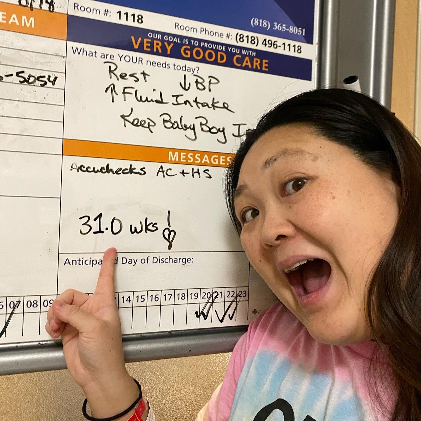 Pregnant teacher on bedrest celebrated for leading distance learning from hospital