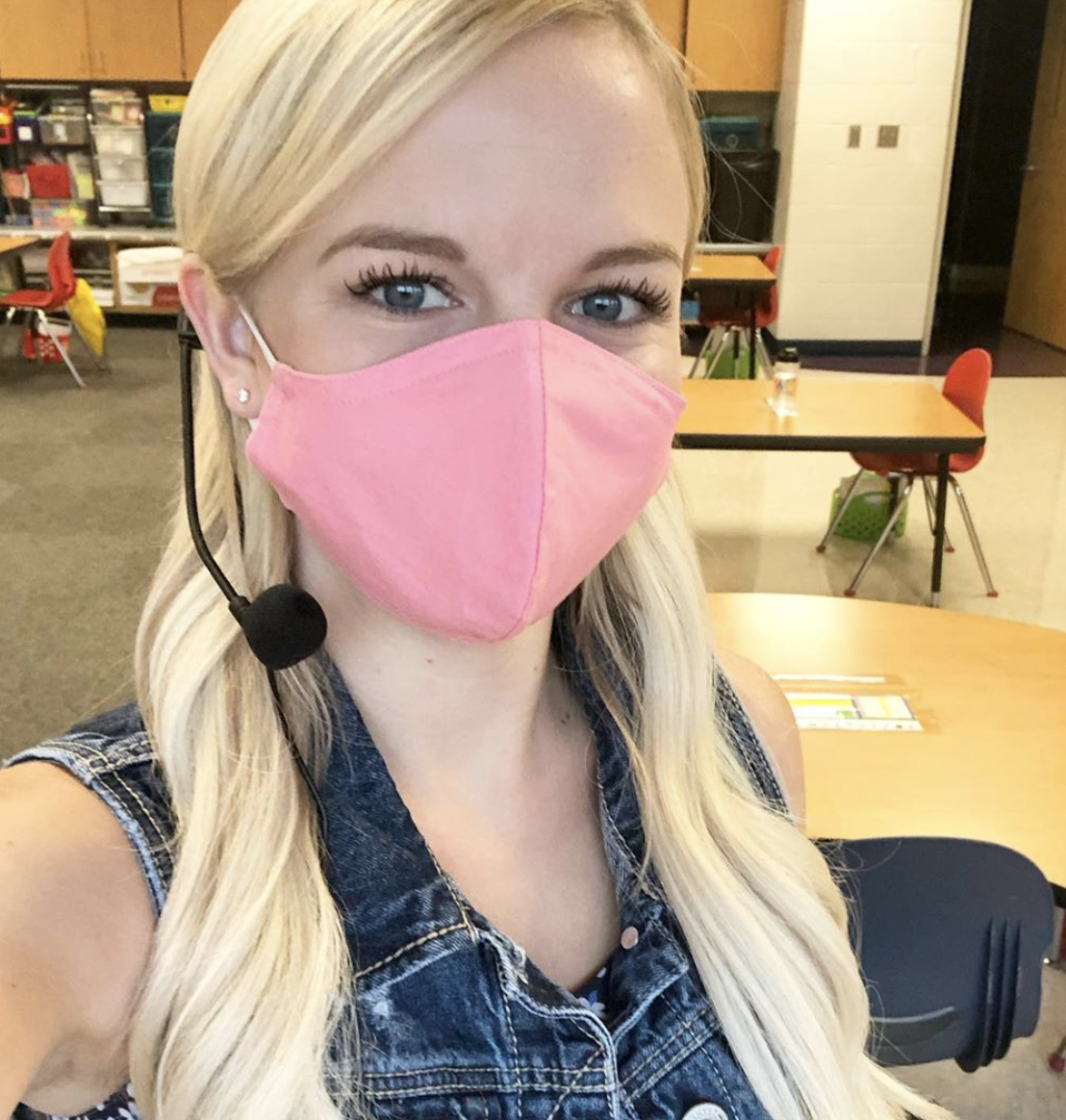Pregnant teacher on bedrest celebrated for leading distance learning from hospital